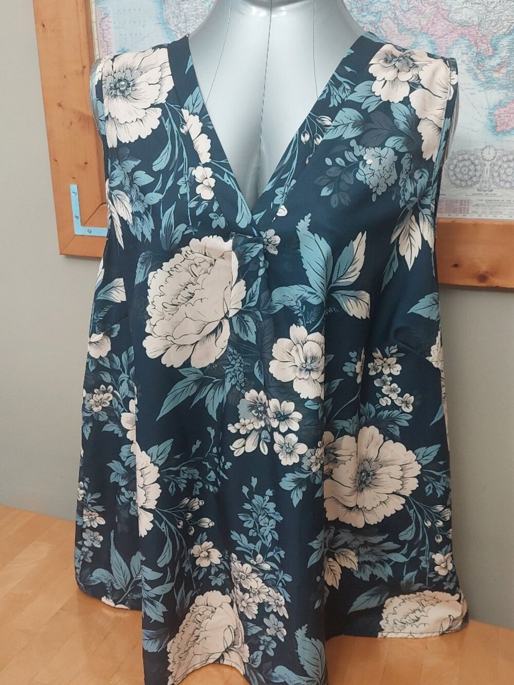 Emery Rose All over Floral Print Casual Sleeveless V neck Tank Top Plus Size